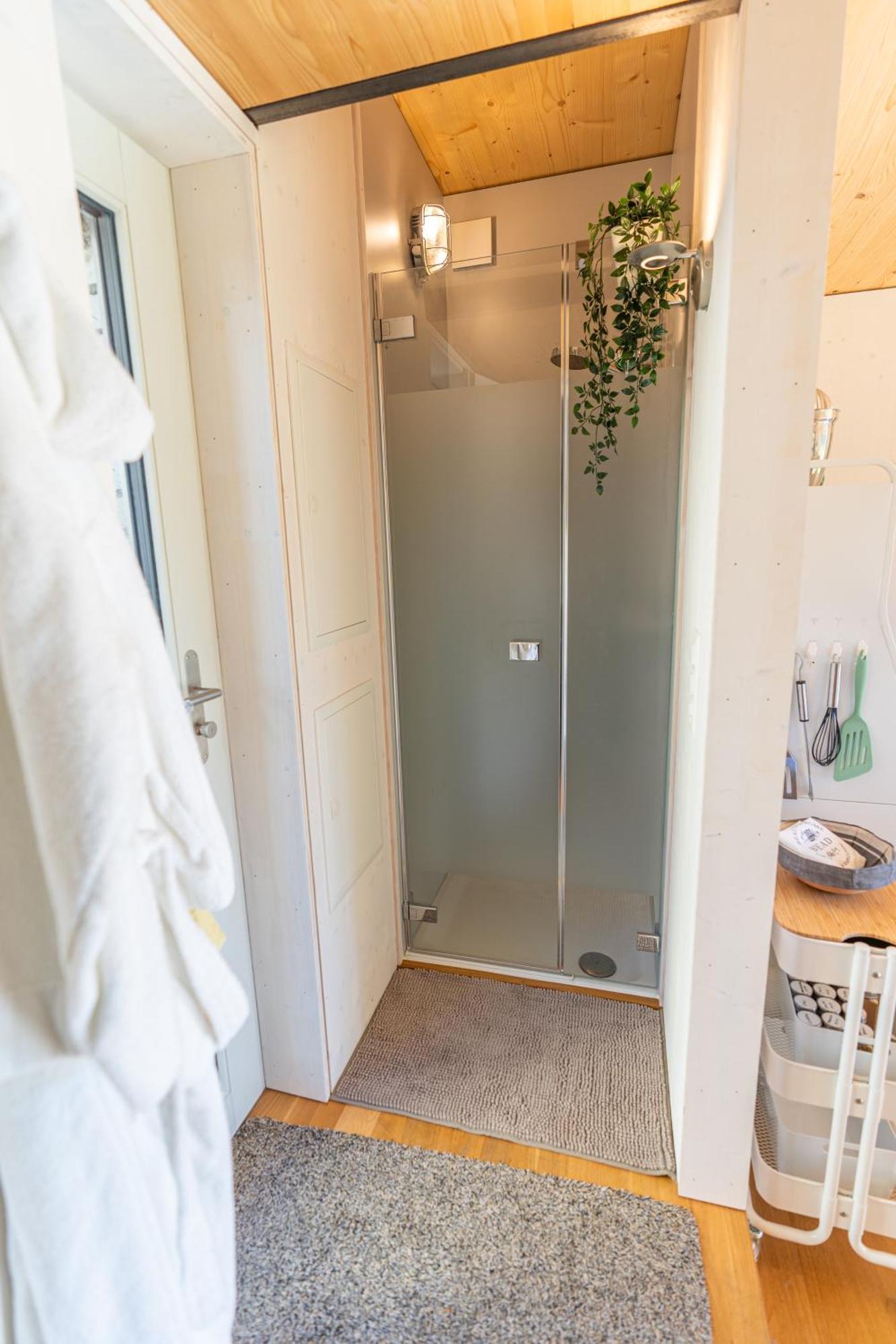 Tiny House Chez Claudine - Relaxen, Workspace, Naehe Thermen, Netflix, Free Parking & Wifi Brugg  Bagian luar foto