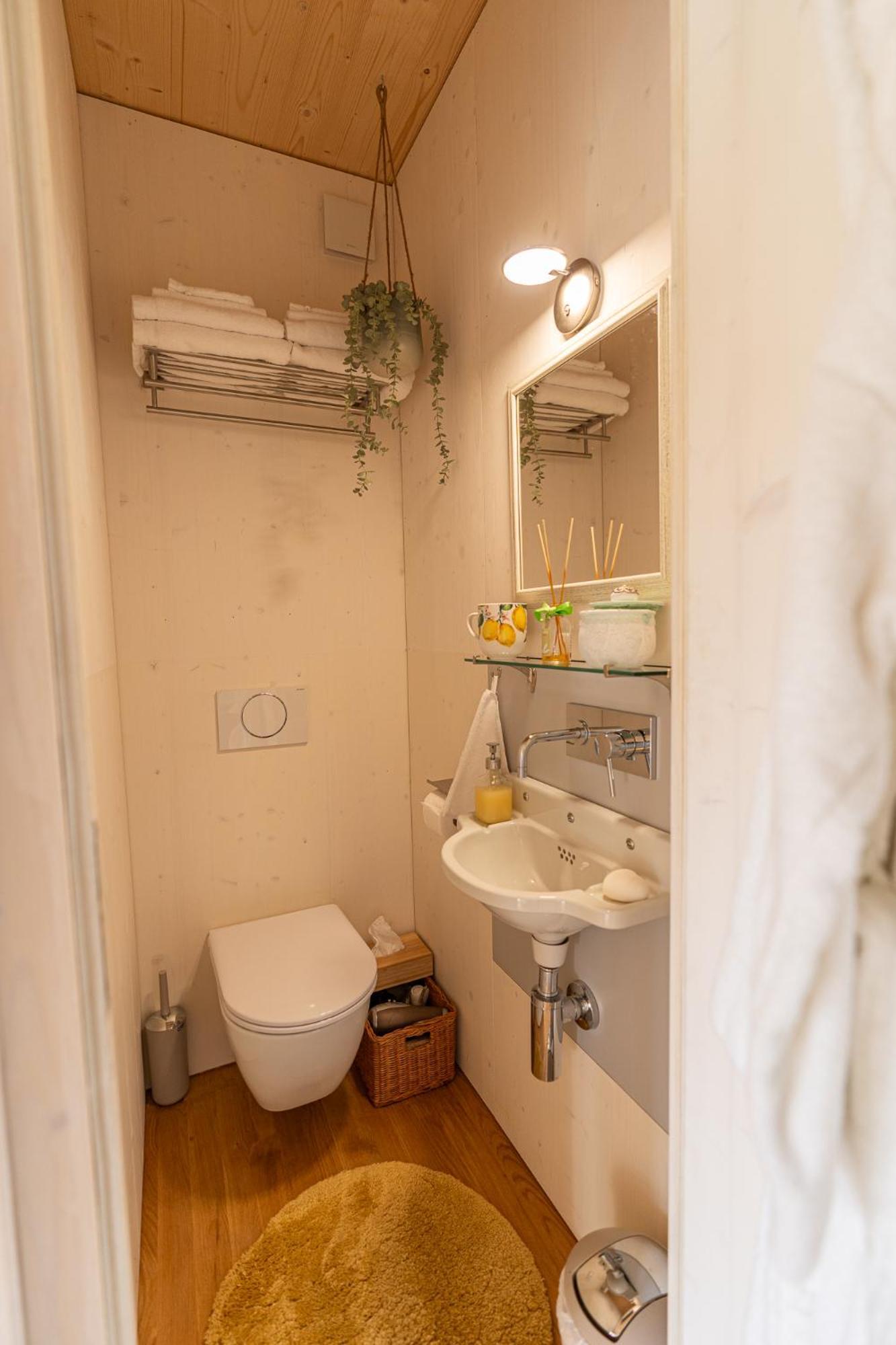 Tiny House Chez Claudine - Relaxen, Workspace, Naehe Thermen, Netflix, Free Parking & Wifi Brugg  Bagian luar foto